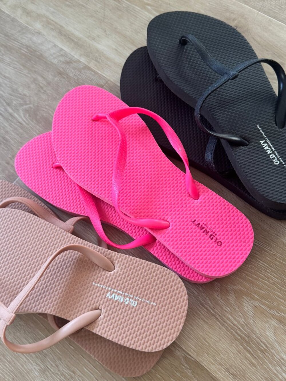OLD NAVY, Bundle of 3 Pairs of Basic Flip Flops Rubber, size 8, BRAND NEW
